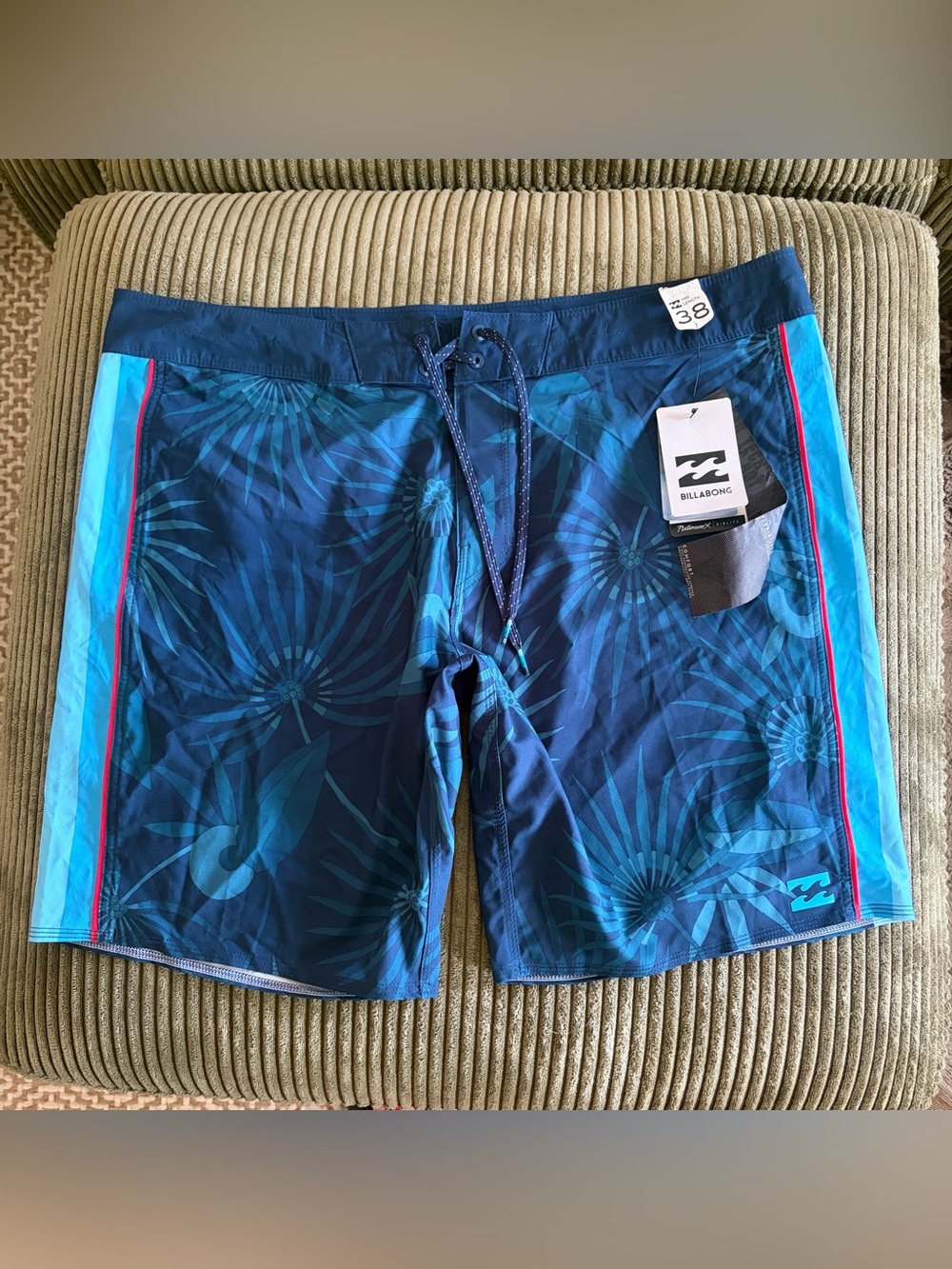 NWT! Billabong Men’s Blue ‘D’BAH’ Mid Length Floral Boardshorts – Size 38